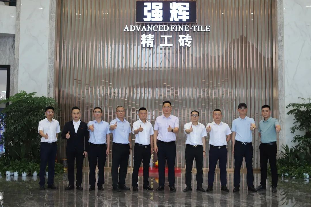 小奶狗成版人抖音app新品质感大师又出圈？华美立家团队参观小奶狗成版人抖音app总部展厅！