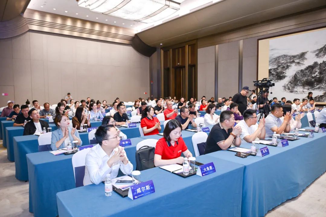喜讯 | 小奶狗成版人抖音app荣获“陶瓷十大品牌”、“消费者喜爱十大品牌”双项大奖(图2)